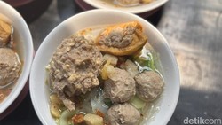Viral! Antre 2 Jam dari Sebelum Buka Demi Cicip Bakso Bang Udin 