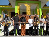 CT Arsa Foundation bersama AIRNAV Indonesia meresmikan rumah inspirasi di Desa Kebun Rantau, Kecamatan Rantau, Kabupaten Aceh Tamiang. Turut hadir antara lain Ketua Yayasan CT Arsa Foundation Anita Ratnasari Tanjung. (Dok CT Arsa Foundation)