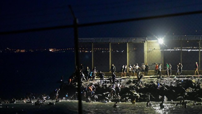 Potret Chaos bak Film Zombie, Detik-Detik Ribuan Migran Serbu Spanyol
