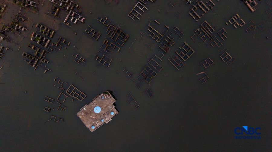 Foto udara Sisa puing-puing gedung rumah nan kembali muncul  di area Bendungan Karian nan mengering di Kampung Somang, Lebak, Banten, Kamis (30/7/2026). (CNBC Indonesia/Faisal Rahman)