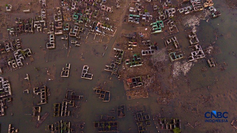 Suasana permukiman yang kembali muncul di kawasan Bendungan Karian yang mengering di Kampung Somang, Lebak, Banten, Kamis (30/7/2026). (CNBC Indonesia/Faisal Rahman)