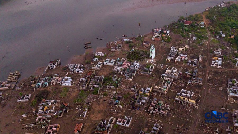 Foto udara Sisa puing-puing gedung rumah nan kembali muncul  di area Bendungan Karian nan mengering di Kampung Somang, Lebak, Banten, Kamis (30/7/2026). (CNBC Indonesia/Faisal Rahman)