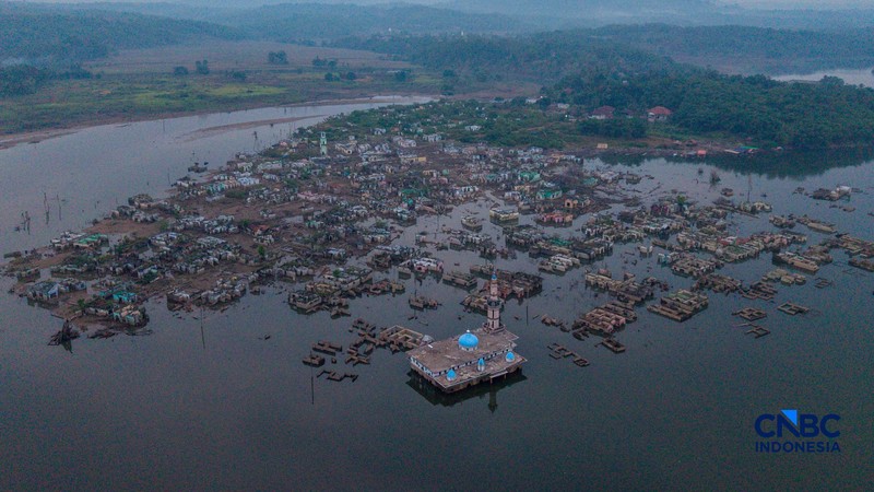 Suasana permukiman yang kembali muncul di kawasan Bendungan Karian yang mengering di Kampung Somang, Lebak, Banten, Kamis (30/7/2026). (CNBC Indonesia/Faisal Rahman)
