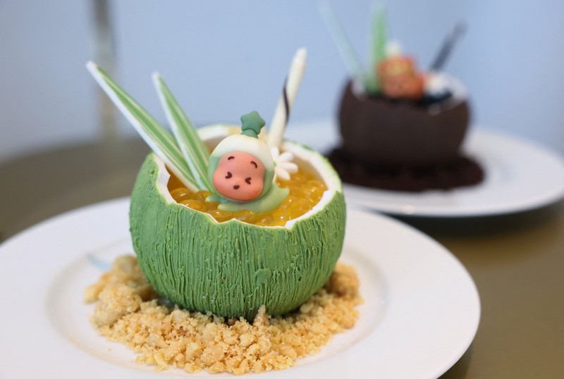 Para tamu menunggu untuk mengunjungi toko roti internasional pertama Pop Mart selama acara media day mereka di Resorts World Sentosa di Singapura pada 29 Juli 2026. (REUTERS/Edgar Su)