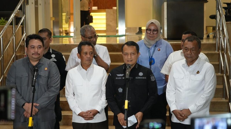 Jaksa Agung Muda Bidang Pengawasan (Jamwas), Rudi Margono, saat menyampaikan siaran pers di Gedung Utama Kejaksaan Agung, Jakarta, Kamis (30/7/2026). (Dokumentasi Pusat Penerangan Hukum Kejaksaan Agung)