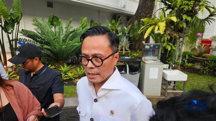 Kepala BP BUMN sekaligus COO Danantara Indonesia, Dony Oskaria saat ditemui di Istana Merdeka, Jakarta, Jumat (31/7/2026). (CNBC Indonesia/Emir Yanwardhana)