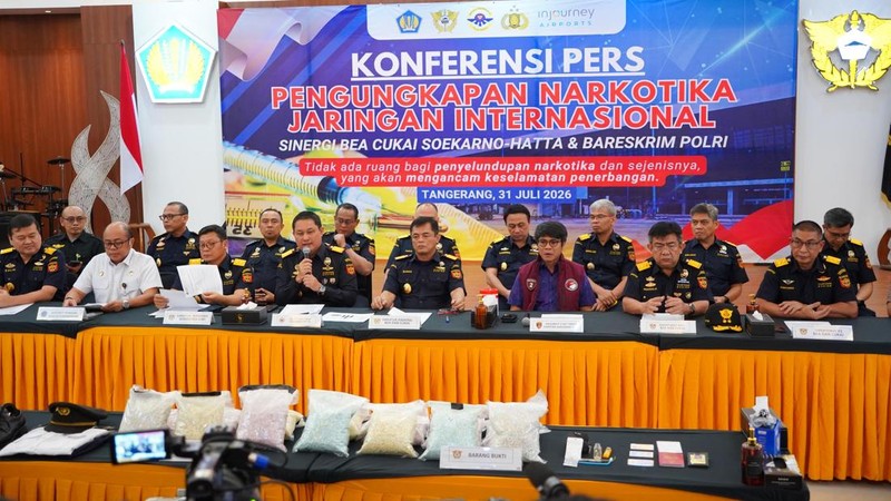 Konferensi Pers Penindakan Bea Cukai Terhadap Pembawaan Narkotika 26 KG Oleh Pilot  di Bandara Soekarno-Hatta Jumat (31/7). (Dok DJBC)