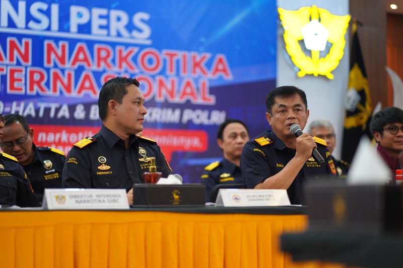 Konferensi Pers Penindakan Bea Cukai Terhadap Pembawaan Narkotika 26 KG Oleh Pilot  di Bandara Soekarno-Hatta Jumat (31/7). (Dok DJBC)