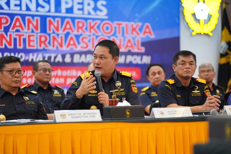 Konferensi Pers Penindakan Bea Cukai Terhadap Pembawaan Narkotika 26 KG Oleh Pilot  di Bandara Soekarno-Hatta Jumat (31/7). (Dok DJBC)