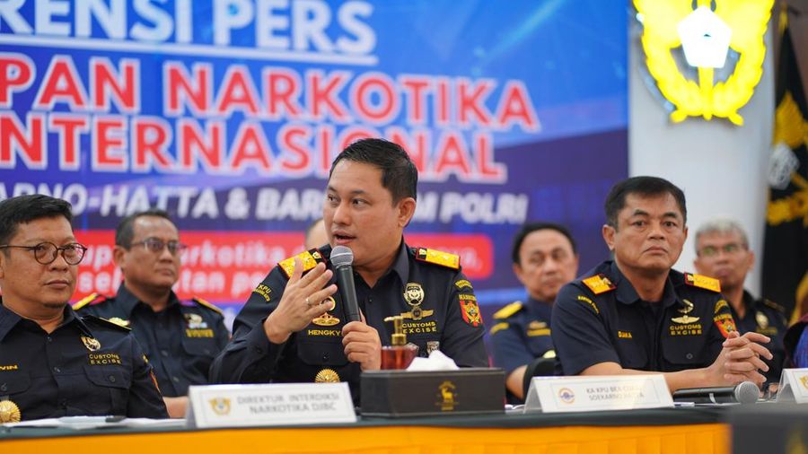 Konferensi Pers Penindakan Bea Cukai Terhadap Pembawaan Narkotika 26 KG Oleh Pilot  di Bandara Soekarno-Hatta Jumat (31/7). (Dok DJBC)