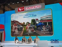 Marketing Director & Corporate Function Director PT Astra Daihatsu Motor (ADM) Rokky Irvayandi (tiga dari kiri) di GIIAS 2026, Jumat (31/7/2026). (CNBC Indonesia/Ferry Sandi)