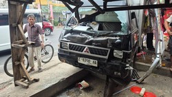 Mobil Boks Tabrak Tiga Ruko dan Tujuh Motor di Cangkuang Bandung