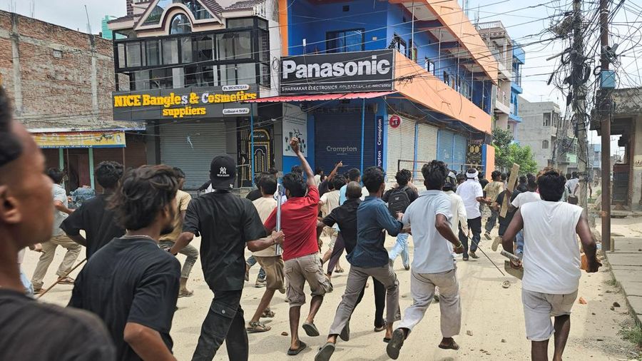 Para demonstran mengejar sekelompok orang selama bentrokan antara dua komunitas di Siraha, Nepal, 30 Juli 2026.