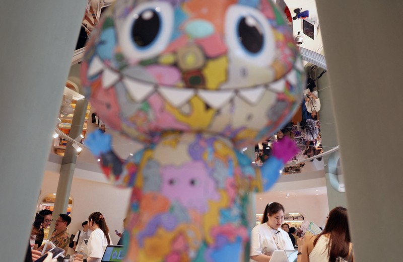 Para tamu menunggu untuk mengunjungi toko roti internasional pertama Pop Mart selama acara media day mereka di Resorts World Sentosa di Singapura pada 29 Juli 2026. (REUTERS/Edgar Su)