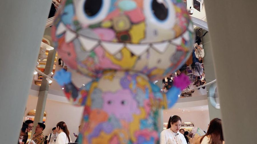 Para kasir melayani tamu di bagian penjualan mainan di toko roti internasional pertama Pop Mart selama acara media day mereka di Resorts World Sentosa di Singapura pada 29 Juli 2026.