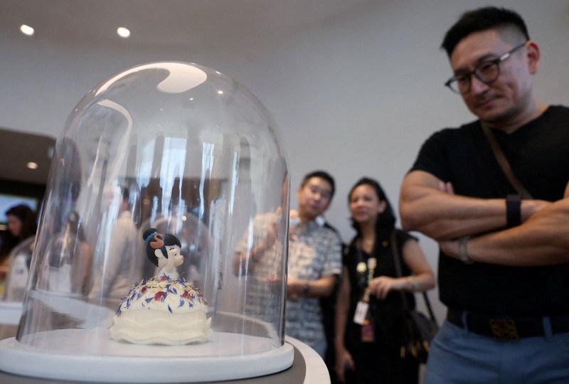 Para tamu menunggu untuk mengunjungi toko roti internasional pertama Pop Mart selama acara media day mereka di Resorts World Sentosa di Singapura pada 29 Juli 2026. (REUTERS/Edgar Su)