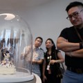 Para tamu melihat-lihat hidangan penutup bertema karakter di toko roti internasional pertama Pop Mart selama acara media day mereka di Resorts World Sentosa di Singapura pada 29 Juli 2026. (REUTERS/Edgar Su)