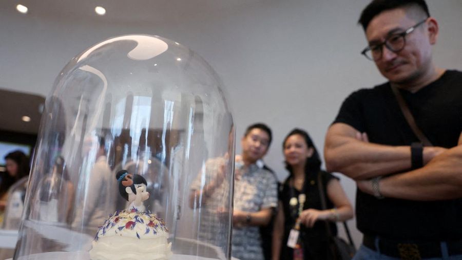 Para tamu melihat-lihat hidangan penutup bertema karakter di toko roti internasional pertama Pop Mart selama acara media day mereka di Resorts World Sentosa di Singapura pada 29 Juli 2026.