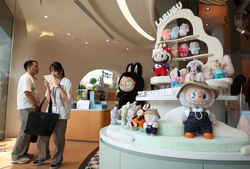 Para tamu menunggu untuk mengunjungi toko roti internasional pertama Pop Mart selama acara media day mereka di Resorts World Sentosa di Singapura pada 29 Juli 2026. (REUTERS/Edgar Su)
