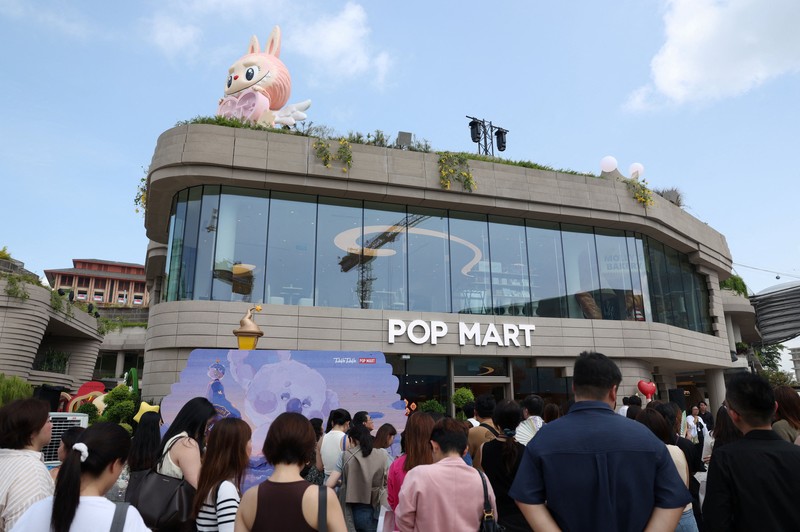 Para tamu menunggu untuk mengunjungi toko roti internasional pertama Pop Mart selama acara media day mereka di Resorts World Sentosa di Singapura pada 29 Juli 2026. (REUTERS/Edgar Su)