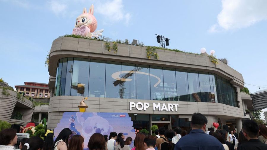 Para tamu menunggu untuk mengunjungi toko roti internasional pertama Pop Mart selama acara media day mereka di Resorts World Sentosa di Singapura pada 29 Juli 2026. (REUTERS/Edgar Su)