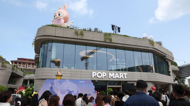 Para tamu menunggu untuk mengunjungi toko roti internasional pertama Pop Mart selama acara media day mereka di Resorts World Sentosa di Singapura pada 29 Juli 2026. (REUTERS/Edgar Su)