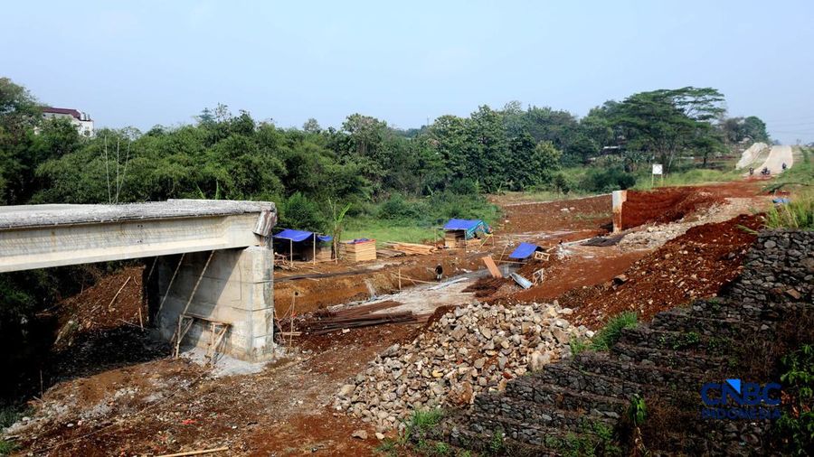 Pekerja menyelesaikan pembangunan Jembatan Pasanggrahan di Jalan Raya Bogor-Kemang (Bomang) Kabupaten Bogor, Jawa Barat, Jumat (31/7/2026). (CNBC Indonesia/Tri Susilo)