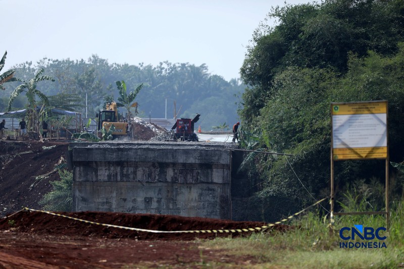 Pekerja menyelesaikan pembangunan Jembatan Situ Nanggerang di Jalan Raya Bogor-Kemang (Bomang) Kabupaten Bogor, Jawa Barat, Jumat (31/7/2026). (CNBC Indonesia/Tri Susilo)