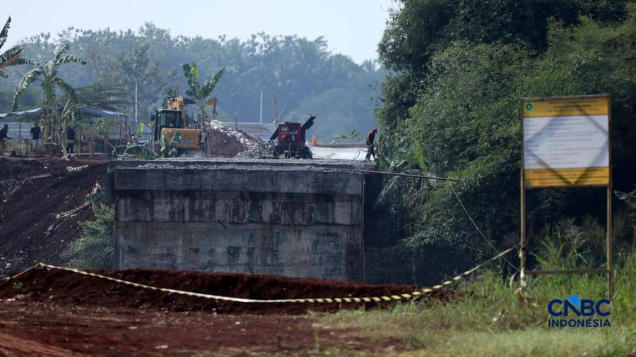 Pekerja menyelesaikan pembangunan Jembatan Pasanggrahan di Jalan Raya Bogor-Kemang (Bomang) Kabupaten Bogor, Jawa Barat, Jumat (31/7/2026). (CNBC Indonesia/Tri Susilo)