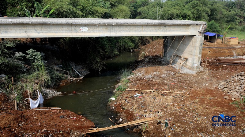Pekerja menyelesaikan pembangunan Jembatan Situ Nanggerang di Jalan Raya Bogor-Kemang (Bomang) Kabupaten Bogor, Jawa Barat, Jumat (31/7/2026). (CNBC Indonesia/Tri Susilo)
