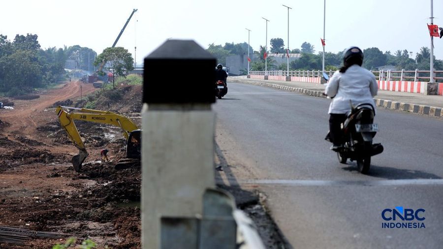 Pekerja menyelesaikan pembangunan Jembatan Situ Nanggerang di Jalan Raya Bogor-Kemang (Bomang) Kabupaten Bogor, Jawa Barat, Jumat (31/7/2026).