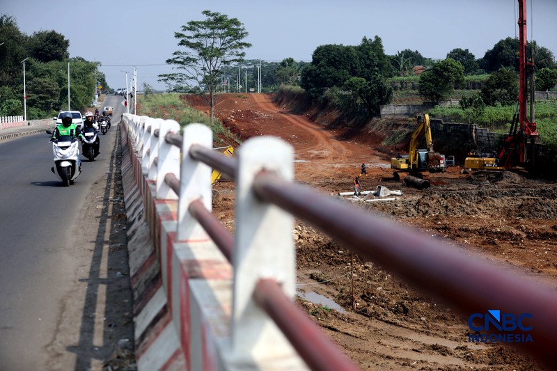Pekerja menyelesaikan pembangunan Jembatan Situ Nanggerang di Jalan Raya Bogor-Kemang (Bomang) Kabupaten Bogor, Jawa Barat, Jumat (31/7/2026). (CNBC Indonesia/Tri Susilo)