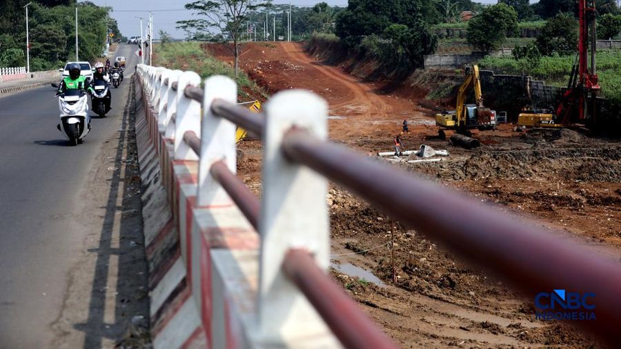 Pekerja menyelesaikan pembangunan Jembatan Situ Nanggerang di Jalan Raya Bogor-Kemang (Bomang) Kabupaten Bogor, Jawa Barat, Jumat (31/7/2026). (CNBC Indonesia/Tri Susilo)
