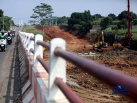 Pekerja menyelesaikan pembangunan Jembatan Situ Nanggerang di Jalan Raya Bogor-Kemang (Bomang) Kabupaten Bogor, Jawa Barat, Jumat (31/7/2026). (CNBC Indonesia/Tri Susilo)