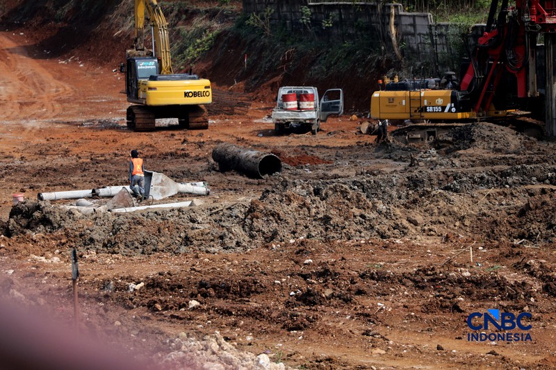 Pekerja menyelesaikan pembangunan Jembatan Situ Nanggerang di Jalan Raya Bogor-Kemang (Bomang) Kabupaten Bogor, Jawa Barat, Jumat (31/7/2026). (CNBC Indonesia/Tri Susilo)