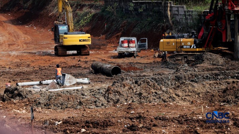 Pekerja menyelesaikan pembangunan Jembatan Situ Nanggerang di Jalan Raya Bogor-Kemang (Bomang) Kabupaten Bogor, Jawa Barat, Jumat (31/7/2026). (CNBC Indonesia/Tri Susilo)