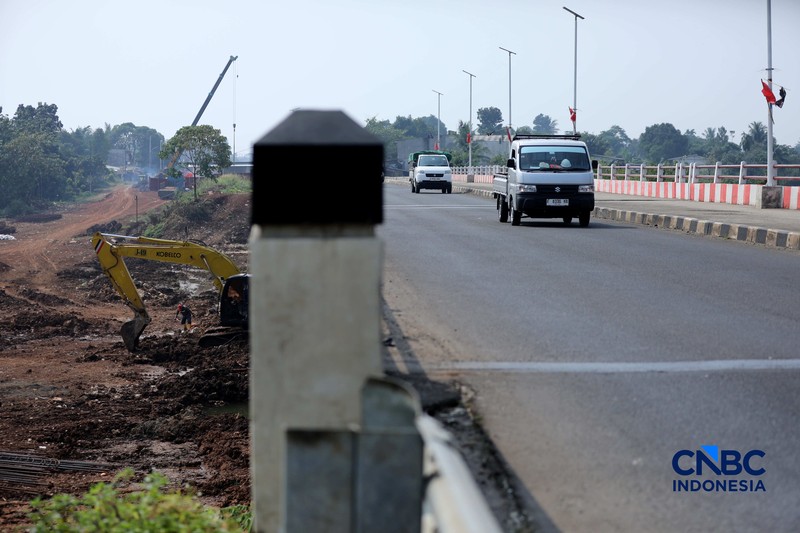 Pekerja menyelesaikan pembangunan Jembatan Situ Nanggerang di Jalan Raya Bogor-Kemang (Bomang) Kabupaten Bogor, Jawa Barat, Jumat (31/7/2026). (CNBC Indonesia/Tri Susilo)