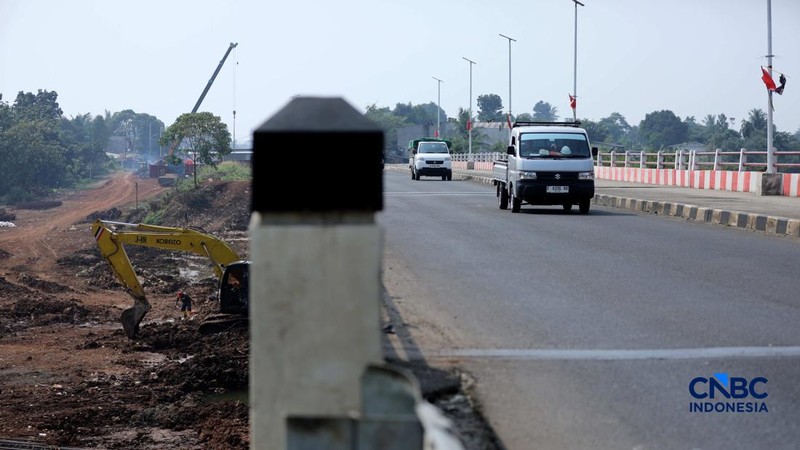 Pekerja menyelesaikan pembangunan Jembatan Situ Nanggerang di Jalan Raya Bogor-Kemang (Bomang) Kabupaten Bogor, Jawa Barat, Jumat (31/7/2026).