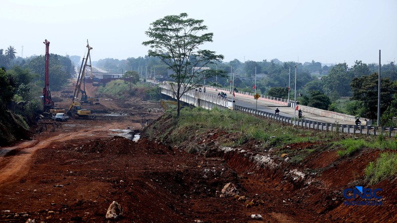 Pekerja menyelesaikan pembangunan Jembatan Situ Nanggerang di Jalan Raya Bogor-Kemang (Bomang) Kabupaten Bogor, Jawa Barat, Jumat (31/7/2026). (CNBC Indonesia/Tri Susilo)