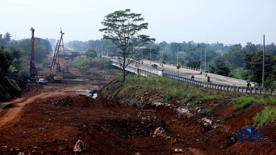 Pekerja menyelesaikan pembangunan Jembatan Situ Nanggerang di Jalan Raya Bogor-Kemang (Bomang) Kabupaten Bogor, Jawa Barat, Jumat (31/7/2026).