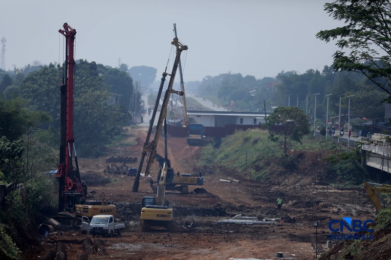 Pekerja menyelesaikan pembangunan Jembatan Situ Nanggerang di Jalan Raya Bogor-Kemang (Bomang) Kabupaten Bogor, Jawa Barat, Jumat (31/7/2026). (CNBC Indonesia/Tri Susilo)
