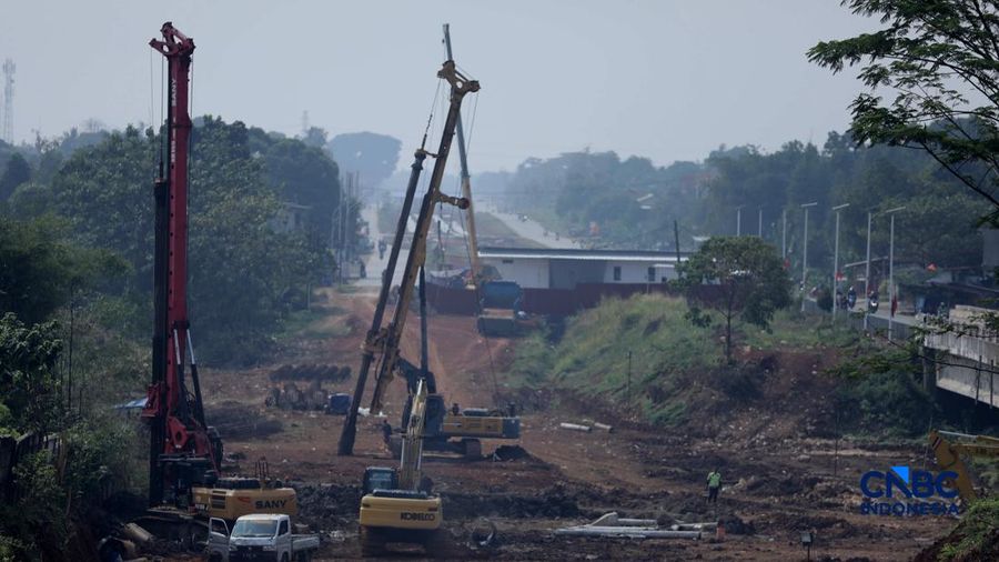 Pekerja menyelesaikan pembangunan Jembatan Situ Nanggerang di Jalan Raya Bogor-Kemang (Bomang) Kabupaten Bogor, Jawa Barat, Jumat (31/7/2026).