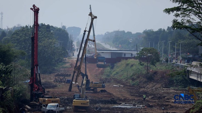 Pekerja menyelesaikan pembangunan Jembatan Situ Nanggerang di Jalan Raya Bogor-Kemang (Bomang) Kabupaten Bogor, Jawa Barat, Jumat (31/7/2026).