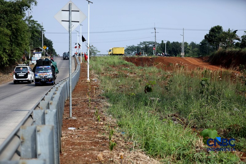 Pekerja menyelesaikan pembangunan Jembatan Situ Nanggerang di Jalan Raya Bogor-Kemang (Bomang) Kabupaten Bogor, Jawa Barat, Jumat (31/7/2026). (CNBC Indonesia/Tri Susilo)