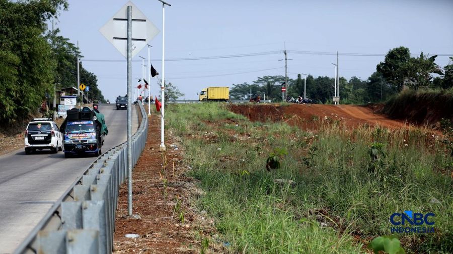 Pekerja menyelesaikan pembangunan Jembatan Situ Nanggerang di Jalan Raya Bogor-Kemang (Bomang) Kabupaten Bogor, Jawa Barat, Jumat (31/7/2026).