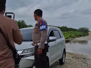 Video: Bocah SD Meninggal Seusai Mobil Terjebak Banjir di Rokan Hulu