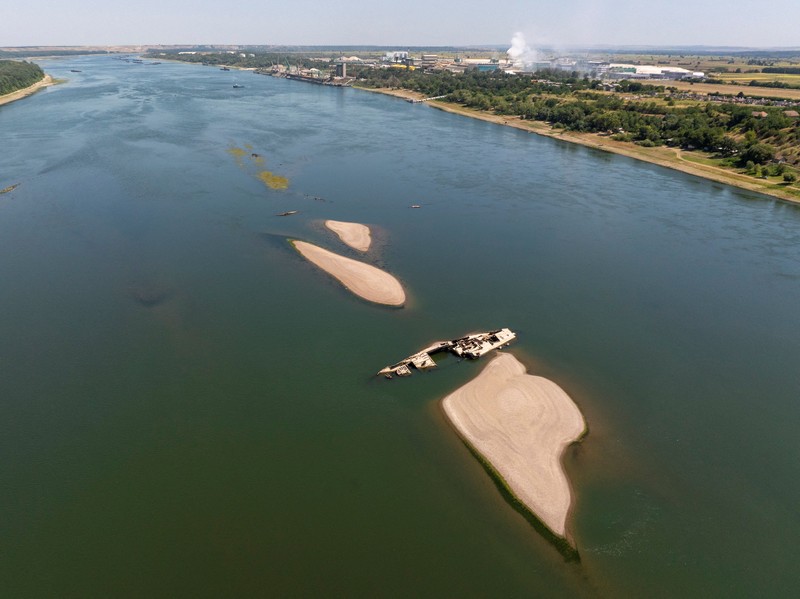 Sebuah tayangan drone menunjukkan kapal perang Jerman yang tenggelam dari Perang Dunia II, yang terlihat akibat rendahnya permukaan Sungai Danube yang disebabkan oleh kekeringan dan panas ekstrem, di Prahovo, Serbia, 30 Juli 2026. (REUTERS/Djordje Kojadinovic)