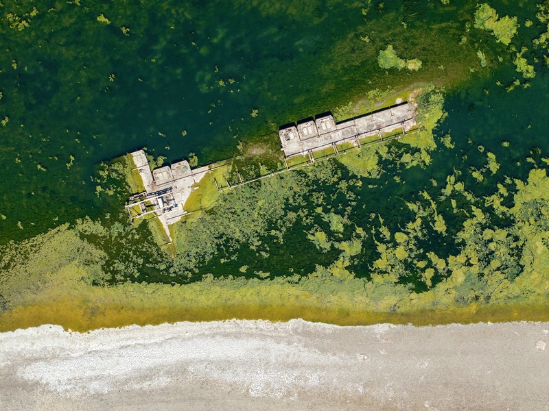 Sebuah tayangan drone menunjukkan kapal perang Jerman yang tenggelam dari Perang Dunia II, yang terlihat akibat rendahnya permukaan Sungai Danube yang disebabkan oleh kekeringan dan panas ekstrem, di Prahovo, Serbia, 30 Juli 2026. (REUTERS/Djordje Kojadinovic)