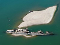Sebuah tayangan drone menunjukkan orang-orang berenang di dekat kapal perang Jerman yang tenggelam dari Perang Dunia II, yang terlihat karena rendahnya permukaan Sungai Danube akibat kekeringan dan panas ekstrem, di Prahovo, Serbia, 30 Juli 2026. (RE