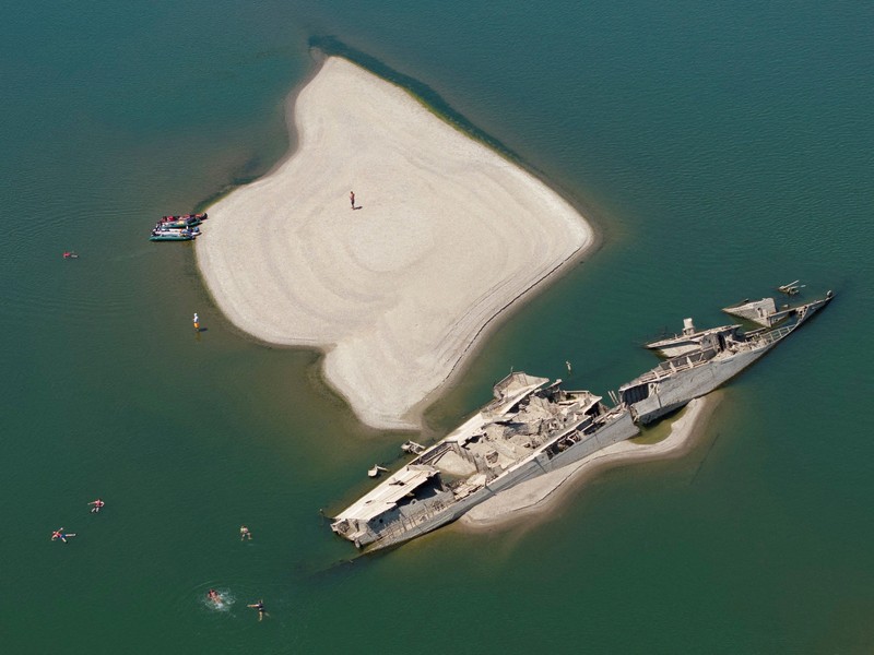 Sebuah tayangan drone menunjukkan kapal perang Jerman yang tenggelam dari Perang Dunia II, yang terlihat akibat rendahnya permukaan Sungai Danube yang disebabkan oleh kekeringan dan panas ekstrem, di Prahovo, Serbia, 30 Juli 2026. (REUTERS/Djordje Kojadinovic)